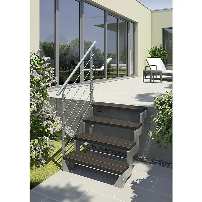 Dolle Treppenstufe - Trimaxstufe, Dunkelbraun, 80 x 22 cm, Passend für: Dolle Außentreppe Gardentop - Bild einer Außentreppe mit Geländer, die zu einer Terrasse mit Gartenmöbeln führt. Die Treppe ist aus Holz und Metall gefertigt.