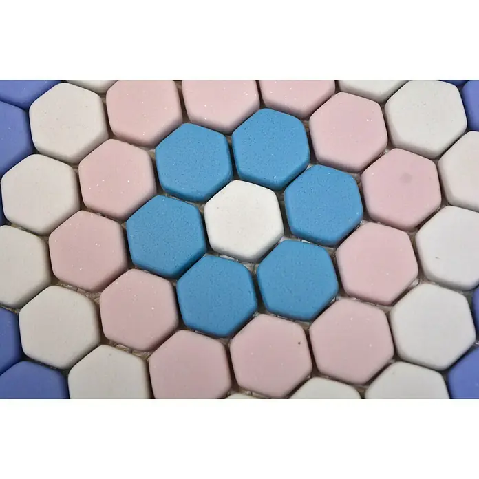 Mosaikfliese Hexagon CUBA HX9M - 18 x 17,8 cm, Blau/Rosa/Weiß, Matt - Nahaufnahme einer bunten Sechseckfliesenmatte in Blau-, Rosa- und Weißtönen, die ein geometrisches Muster bildet.