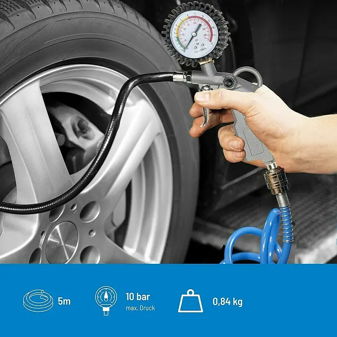 Güde Druckluft-Set - Betriebsdruck: 10 bar, Blau - Nahaufnahme eines Reifendruckprüfers mit Manometer, der an ein Autorad angeschlossen ist.
