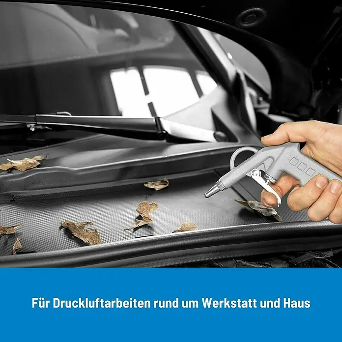 Güde Druckluft-Set - Betriebsdruck: 10 bar, Blau - Eine Druckluftpistole wird verwendet, um Blätter aus dem Motorraum eines Autos zu entfernen.