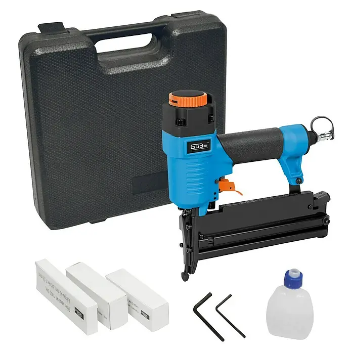Güde Druckluft-Klammergerät - Schwarz/Blau, Stärke: 1,26 mm - 1,05 mm - Ein blau-schwarzer Güde Druckluftnagler mit Zubehör und einem schwarzen Koffer im Hintergrund.