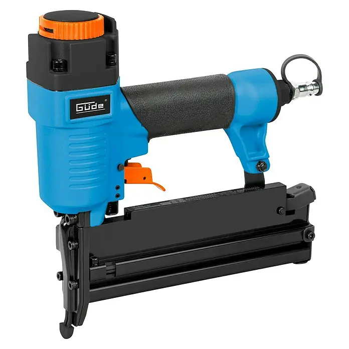 Güde Druckluft-Klammergerät - Schwarz/Blau, Stärke: 1,26 mm - 1,05 mm - Abbildung eines Güde Druckluftnagler mit blauem Gehäuse, schwarzem Griff und orangefarbenen Elementen. Das Werkzeug ist zum Befestigen von Nägeln in Holz oder ähnlichen Materialien.