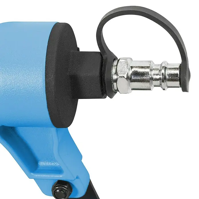 Güde Druckluft-Klammergerät - Schwarz/Blau, Stärke: 1,26 mm - 1,05 mm - Nahaufnahme des blauen Druckluftnieters mit dem silbernen Stecker und dem schwarzen Ring.