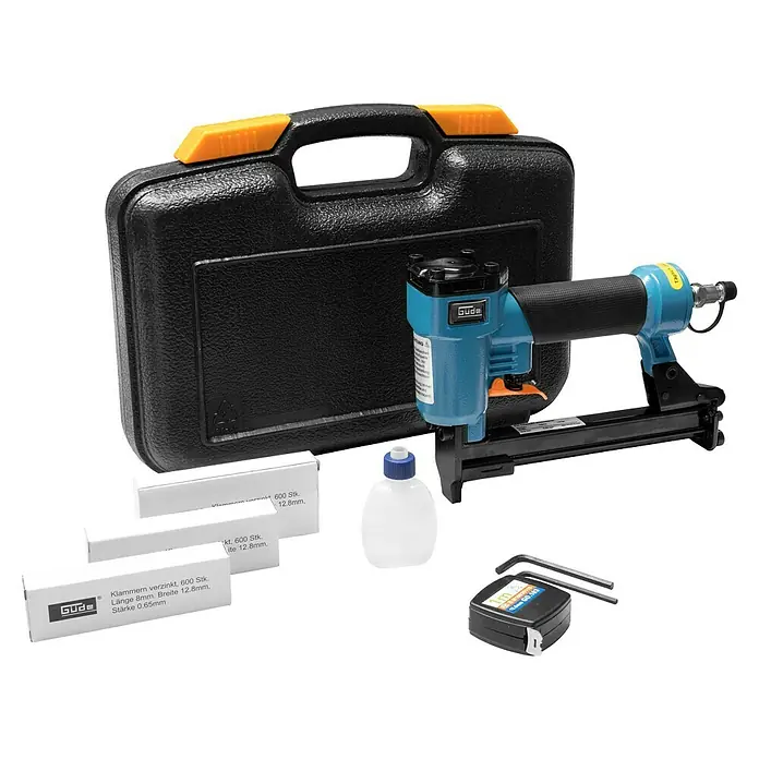 Güde Druckluft-Klammergerät KN 14 - Schwarz/Blau, Stärke: 0,95 mm - Abbildung eines Güde Druckluftnagler-Sets, inklusive Koffer, Klammern und Zubehör.