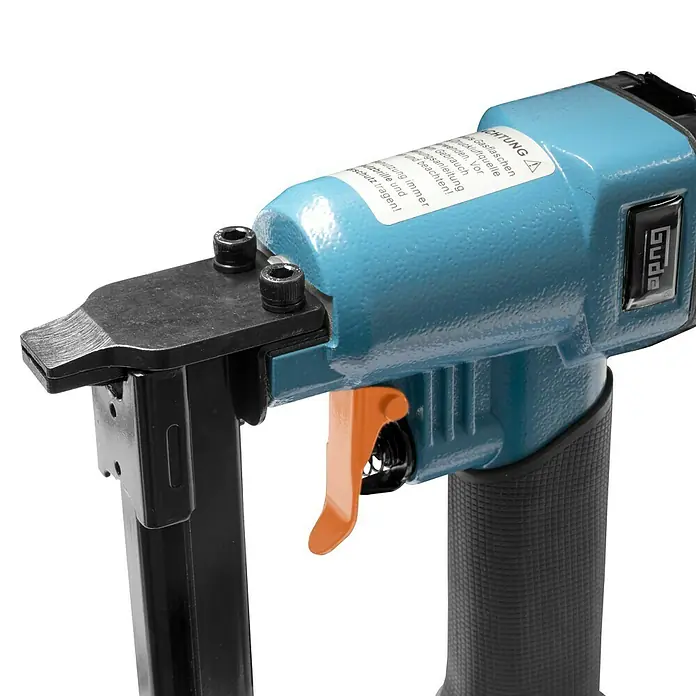 Güde Druckluft-Klammergerät KN 14 - Schwarz/Blau, Stärke: 0,95 mm - Nahaufnahme eines blauen Güde-Druckluftnaglers, einem Werkzeug zum schnellen und effizienten Befestigen von Materialien.