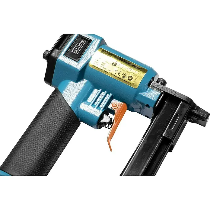 Güde Druckluft-Klammergerät KN 14 - Schwarz/Blau, Stärke: 0,95 mm - Nahaufnahme eines Güde Druckluftnaglers "Midi-Set". Ein Werkzeug für präzises und schnelles Nageln in verschiedenen Anwendungen.