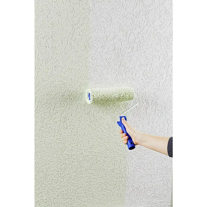 Knauf Wandfarbe Easyfresh - Mineralfarbe, Spezialfarbe, Schneeweiß, Stumpfmatt, 7,5 kg - Eine Wand wird mit einer Farbrolle gestrichen, wobei die Textur und die blaue Griff der Rolle hervorgehoben werden.