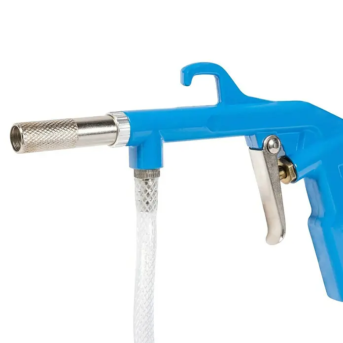 Güde Strahlpistole SP 200 - Schlauchlänge: 2 m, Blau - Nahaufnahme einer blauen Sandstrahlpistole mit silberfarbenen Düsen und einem transparenten Schlauch auf schwarzem Hintergrund.