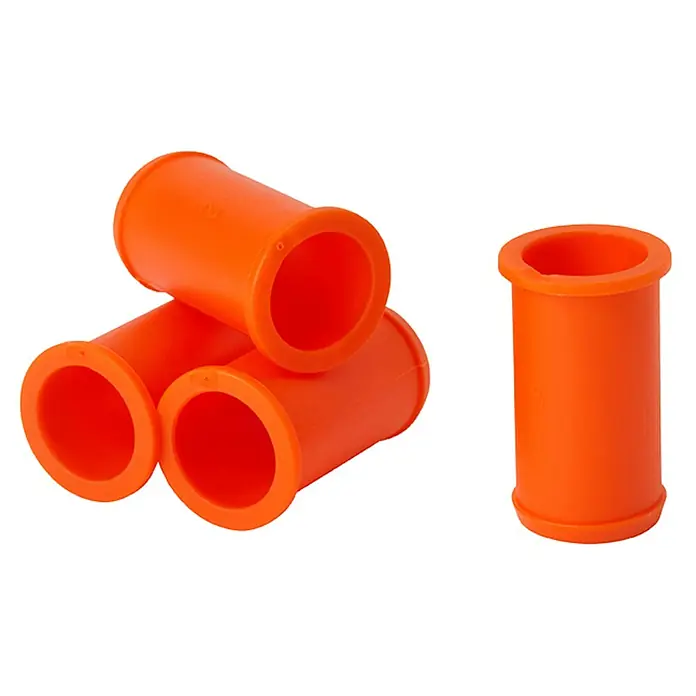 F-tronic Hohlwanddose Verbindungsstutzen winddicht - Orange, 10 Stk. - Ein Stapel orangefarbener Hülsen aus Kunststoff, ein wesentliches Zubehör für verschiedene industrielle Anwendungen.