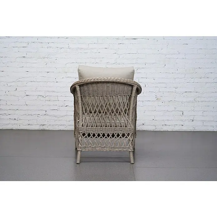 Sunfun Conjunto de muebles Soraya - 4 pzs., Ratán sintético/Aluminio/Poliéster, Beige/Gris - Vista posterior de una butaca de mimbre con cojín en el respaldo, que ofrece un toque rústico y acogedor. Ideal para momentos de relax al aire libre.