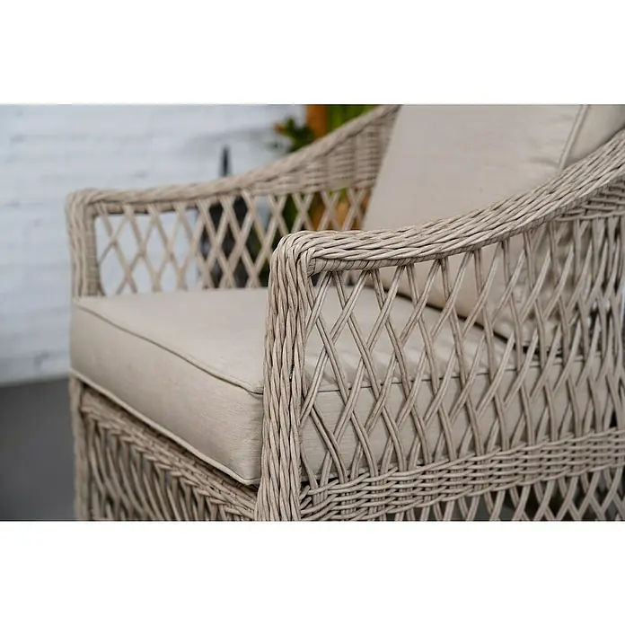 Sunfun Conjunto de muebles Soraya - 4 pzs., Ratán sintético/Aluminio/Poliéster, Beige/Gris - Primer plano de una silla de mimbre con cojines beige. La silla presenta un diseño trenzado elegante y ofrece un asiento cómodo.