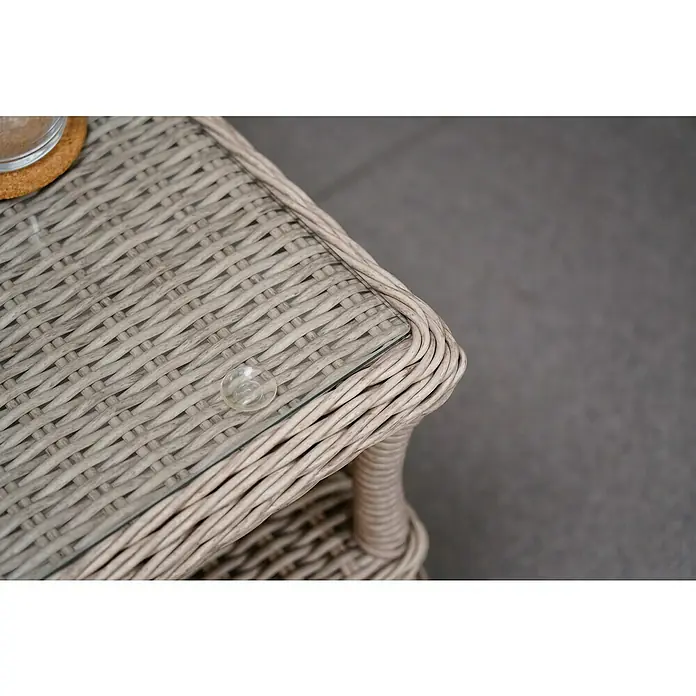 Sunfun Conjunto de muebles Soraya - 4 pzs., Ratán sintético/Aluminio/Poliéster, Beige/Gris - Primer plano de una mesa de ratán con una tapa de cristal, destacando su textura y artesanía. Perfecto para uso interior y exterior.