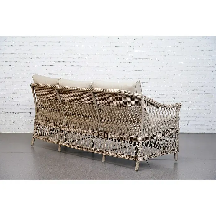 Sunfun Conjunto de muebles Soraya - 4 pzs., Ratán sintético/Aluminio/Poliéster, Beige/Gris - Primer plano de un elegante sofá de ratán con cojines beige, que combina confort y estética al tiempo que resalta la textura natural del ratán.