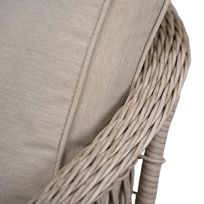 Sunfun Conjunto de muebles Soraya - 4 pzs., Ratán sintético/Aluminio/Poliéster, Beige/Gris - Primer plano de un cojín beige para exteriores con marco de ratán, ideal para muebles de jardín y patios.