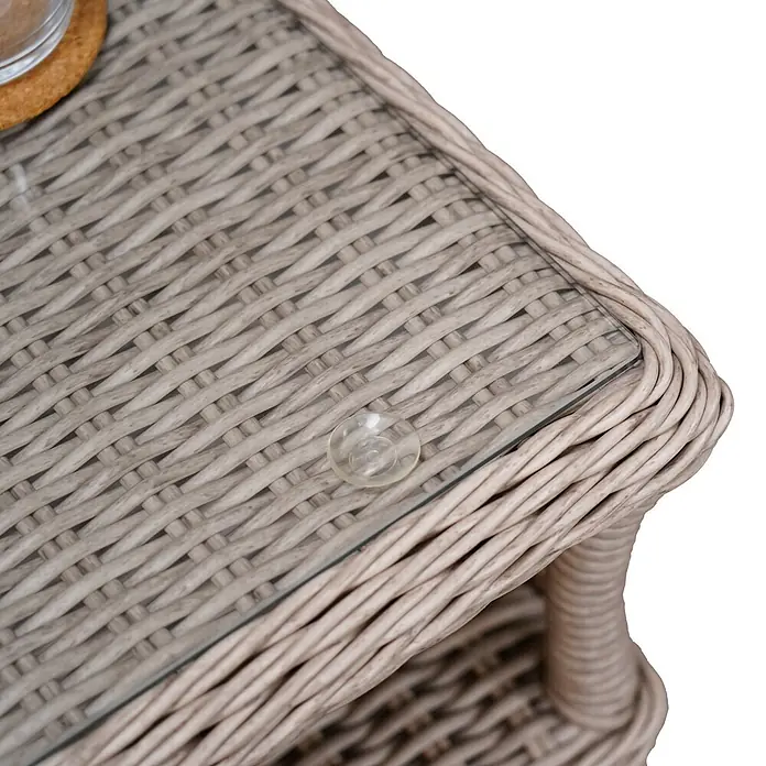 Sunfun Conjunto de muebles Soraya - 4 pzs., Ratán sintético/Aluminio/Poliéster, Beige/Gris - Primer plano de una mesa auxiliar de ratán beige con una tapa de vidrio transparente, ideal para interiores y exteriores.