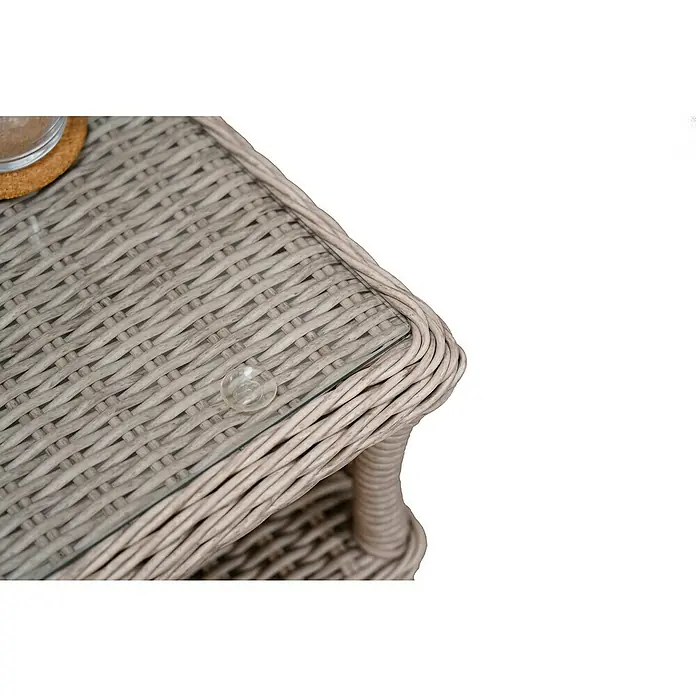 Sunfun Conjunto de muebles Soraya - 4 pzs., Ratán sintético/Aluminio/Poliéster, Beige/Gris - Primer plano de una mesa auxiliar de ratán beige con una tapa de vidrio transparente, ideal para interiores y exteriores.