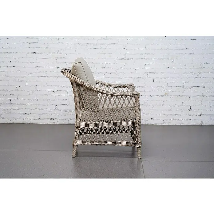Sunfun Conjunto de muebles Soraya - 4 pzs., Ratán sintético/Aluminio/Poliéster, Beige/Gris - Un sillón de mimbre con cojines claros frente a una pared de ladrillo blanco. Perfecto para momentos de relax en el jardín.