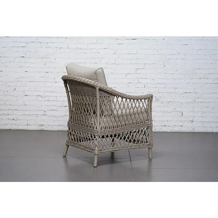 Sunfun Conjunto de muebles Soraya - 4 pzs., Ratán sintético/Aluminio/Poliéster, Beige/Gris - Sillón de mimbre gris con cojines suaves frente a una pared de ladrillo blanco. Ideal para momentos de relax en el jardín.