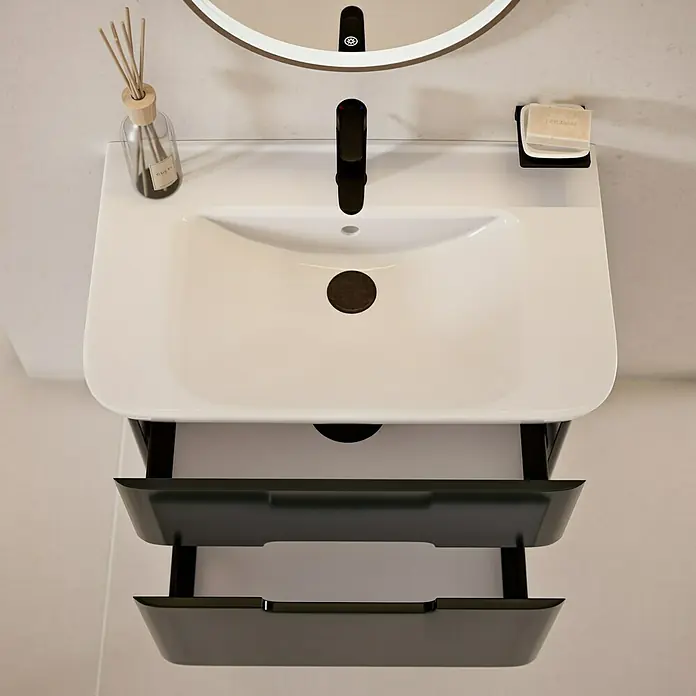 VitrA Sento Badmöbel-Set Sento - 80 cm, Anthrazit, 2 Schubladen - Aufsicht auf ein modernes Waschbecken mit zwei Schubladen, einer Seife und einem Lufterfrischer. Der Waschtisch ist beleuchtet.