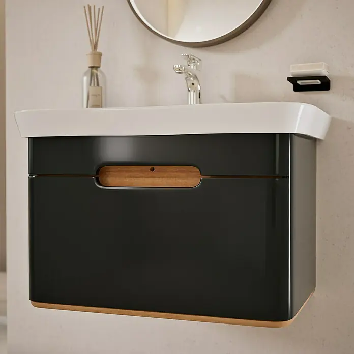 VitrA Sento Badmöbel-Set Sento - 80 cm, Anthrazit, Griffmulde - Nahaufnahme eines modernen Badezimmerschranks mit Holzdetails und einer eleganten, grauen Oberfläche.