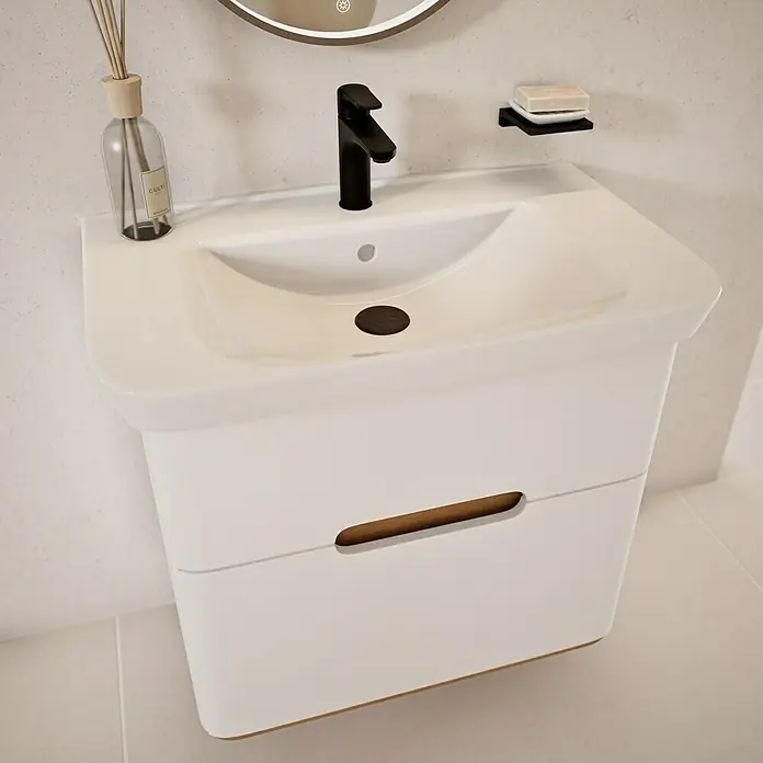 VitrA Sento Badmöbel-Set Sento - 80 cm, Weiß, 2 Schubladen - Nahaufnahme eines modernen weißen Badezimmerschranks mit Waschbecken, schwarzem Wasserhahn und minimalistischem Design.