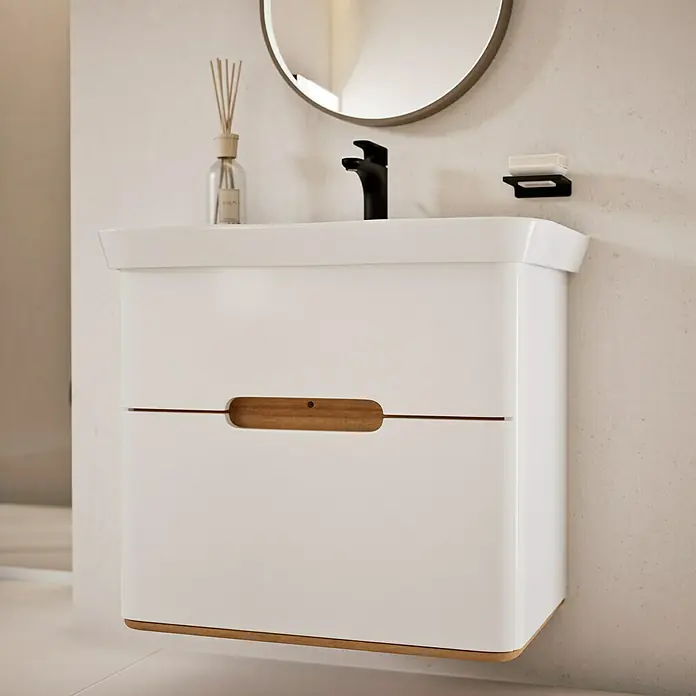 VitrA Sento Badmöbel-Set Sento - 80 cm, Weiß, 2 Schubladen - Badezimmermöbel mit weißem Waschbeckenunterschrank und Holzdetails, inklusive Armatur, Spiegel und Seifenspender.
