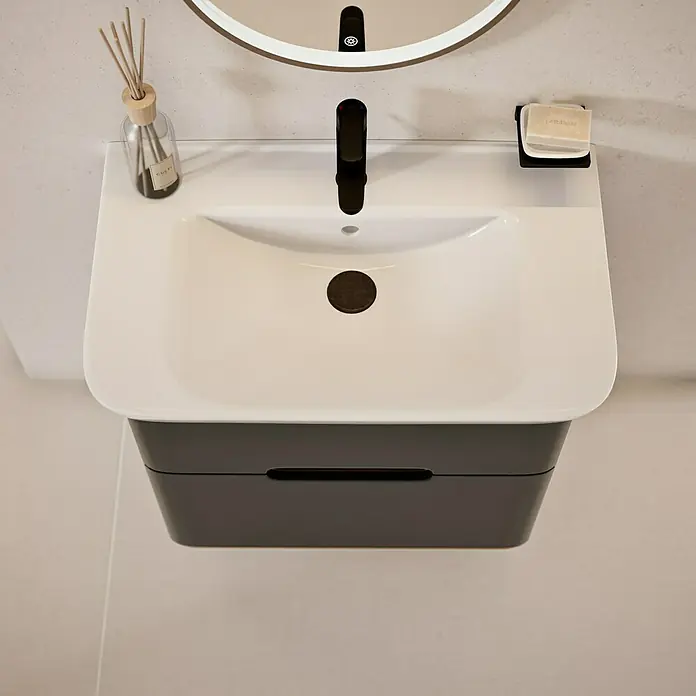 VitrA Sento Badmöbel-Set Sento - 80 cm, Anthrazit, 2 Schubladen - Das Bild zeigt einen modernen Waschtisch mit einem eleganten, schwarzen Unterschrank und einem Aufsatzwaschbecken in Weiß.