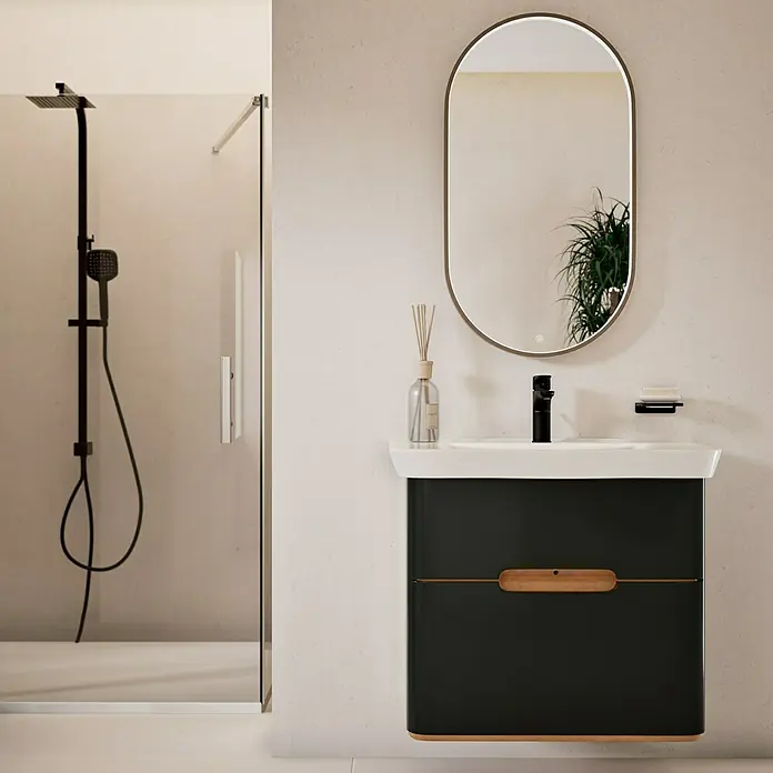 VitrA Sento Badmöbel-Set Sento - 80 cm, Anthrazit, 2 Schubladen - Badezimmer-Interieur mit einem modernen Waschtisch in Schwarz und Holz, einem ovalen Spiegel und einer Dusche mit schwarzer Armatur.
