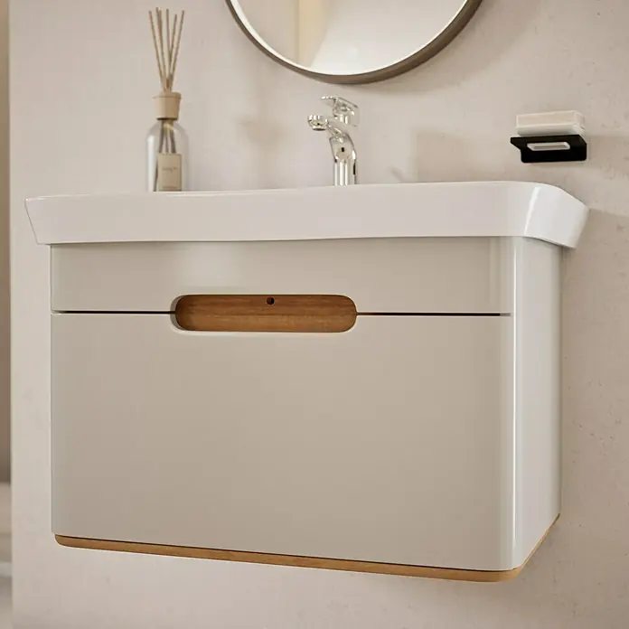 VitrA Sento Badmöbel-Set Sento - 80 cm, Hellgrau, Griffmulde - Nahaufnahme eines modernen Waschtischunterschranks in Grau mit Holzdetails und einem minimalistischen Design für Badezimmer.