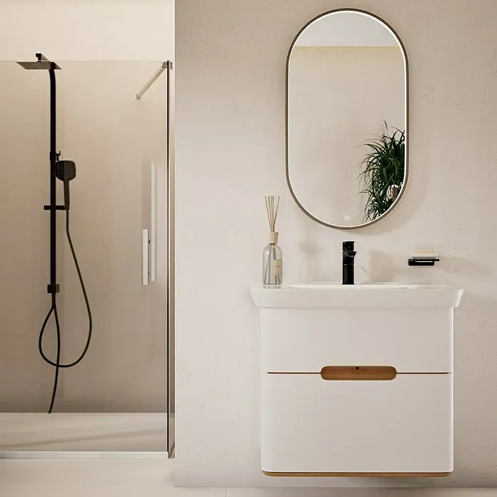 VitrA Sento Badmöbel-Set Sento - 80 cm, Weiß, 2 Schubladen - Ein Badezimmerwaschtisch mit einem weißen Schrank, einer ovalen Spiegellampe und einer stilvollen schwarzen Armatur.