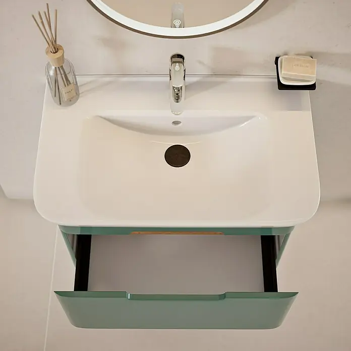 VitrA Sento Badmöbel-Set Sento - 80 cm, Fjordgrün, Griffmulde - Das Bild zeigt einen modernen Waschtisch mit offener Schublade, ideal für stilvolle Badezimmer. Er besticht durch sein elegantes Design und die praktische Funktionalität.