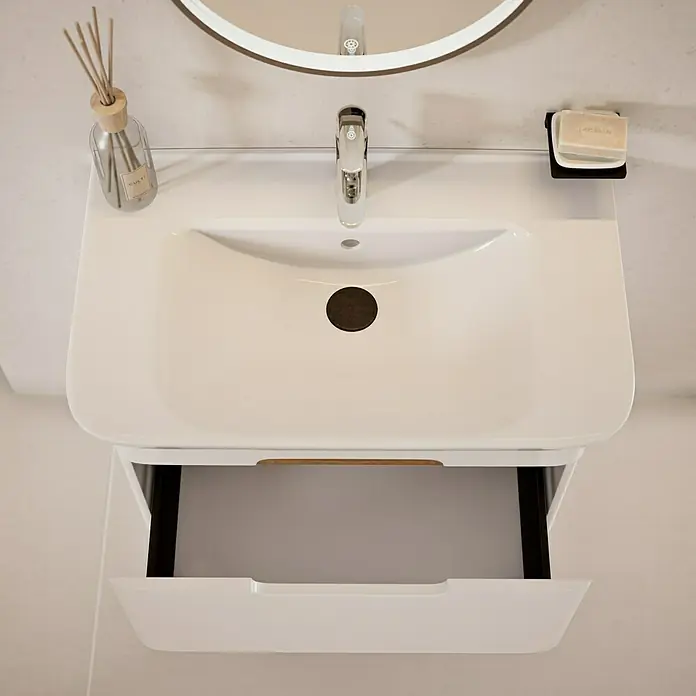 VitrA Sento Badmöbel-Set Sento - 80 cm, Weiß, Griffmulde - Ansicht von oben auf ein Waschbecken mit Schublade, Armatur, Seife und Duftstäbchen. Das Waschbecken ist weiß und modern gestaltet.