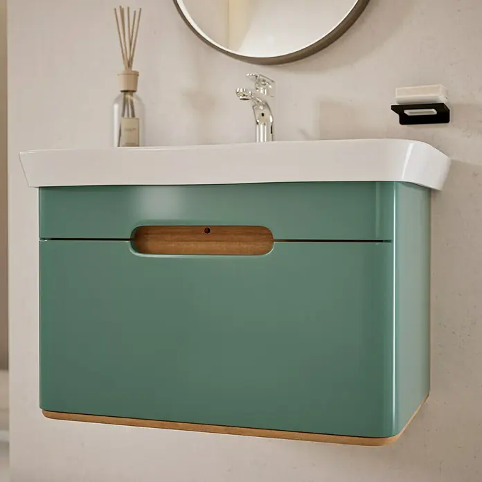 VitrA Sento Badmöbel-Set Sento - 80 cm, Fjordgrün, Griffmulde - Ein grüner Waschtischunterschrank mit einer weißen Waschbeckenplatte und einem Holzgriff in einem modernen Badezimmer.