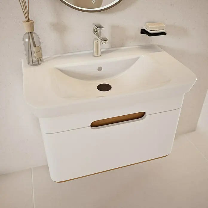 VitrA Sento Badmöbel-Set Sento - 80 cm, Weiß, Griffmulde - Ein moderner Waschtisch mit weißem Unterschrank und einem Griff in Holzoptik, der ein stilvolles Badezimmerambiente schafft.