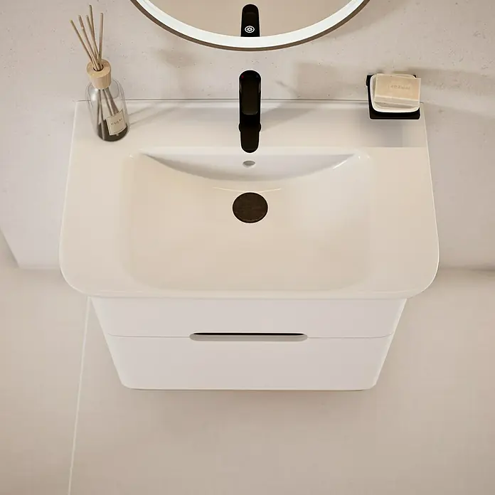 VitrA Sento Badmöbel-Set Sento - 80 cm, Weiß, 2 Schubladen - Blick von oben auf ein modernes, weißes Waschbecken mit schwarzem Wasserhahn und einer Seife.