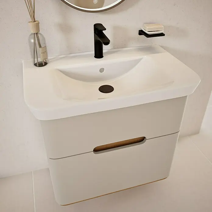 VitrA Sento Badmöbel-Set Sento - 80 cm, Hellgrau, 2 Schubladen - Nahaufnahme eines modernen Badezimmers mit einem eleganten Waschtisch, einer schwarzen Armatur und stilvollem Zubehör.