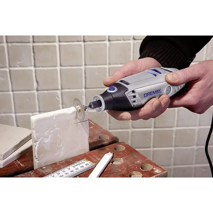 Dremel Multifunktionswerkzeug 3000-1/25 - 130 W - Dremel 3000 Multifunktionswerkzeug im Einsatz beim Schneiden einer Fliese, ideal für Hobbybastler und professionelle Handwerker.