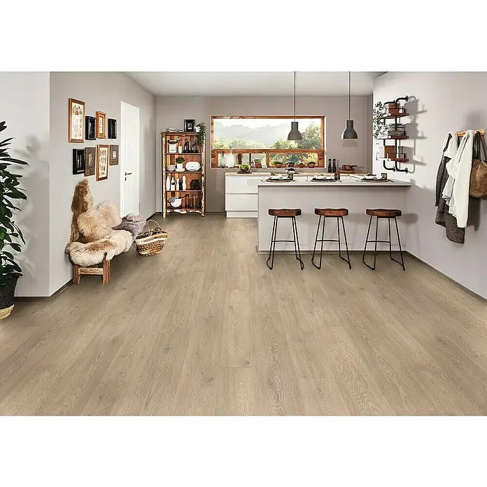 LOGOCLIC Edition Laminat Vinto - Twilight Oak, Landhausdiele, 1.288 x 245 x 8 mm - Einladender Innenraum mit hellem Laminatboden, der eine warme und moderne Atmosphäre schafft. Die Einrichtung ist stilvoll und gemütlich.