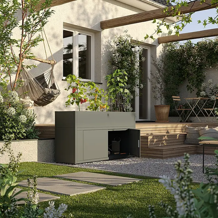 KGT Hochbeet UrbanGrow L Space - 159 x 51 x 86 cm, Metall, Anthrazit-grau - Das Bild zeigt einen modernen Pflanzkasten mit Stauraum für Gartengeräte in einem stilvollen Garten.