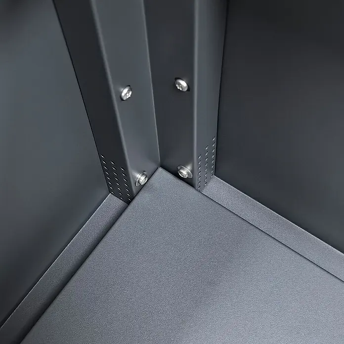 KGT Hochbeet UrbanGrow M Space - 101 x 51 x 86 cm, Metall, Anthrazit-grau - Detailansicht einer Ecke eines Metallprodukts, befestigt mit Schrauben, die die robuste Bauweise und die sorgfältige Montage hervorheben.