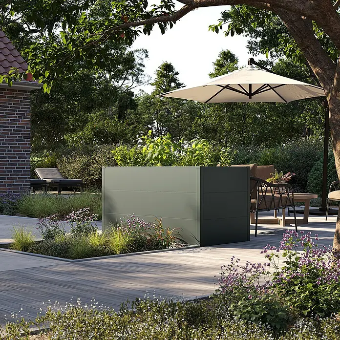 KGT Hochbeet UrbanGrow L - 149 x 74 x 78 cm, Metall, Anthrazit-grau - Ein grüner, moderner Pflanzkasten aus Metall steht auf einer Holzterrasse, umgeben von Blumen und Pflanzen.