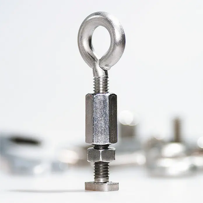 KGT Ringhaken - 5 Stk. - Nahaufnahme eines glänzenden, silbernen Ringschrauben-Spanners. Ideal für sichere Befestigungen und industrielle Anwendungen.