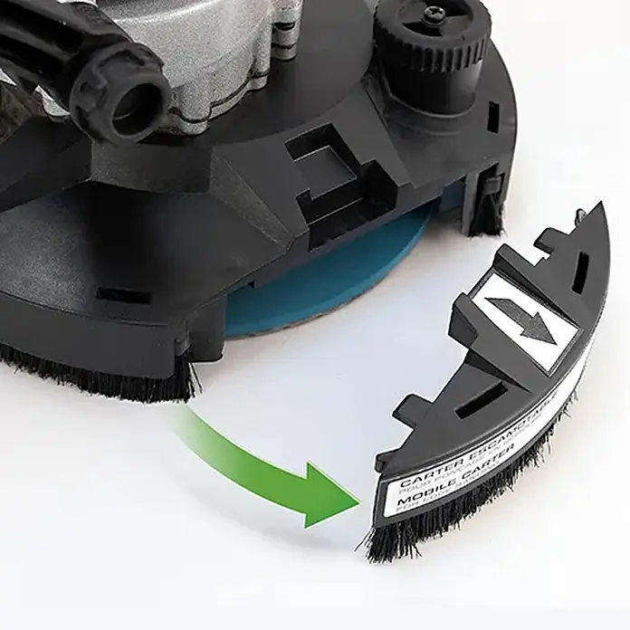 Fartools Lijadora de hormigón PSB1300 - 1.300 W, Número de revoluciones de marcha en vacío: 1.750 r.p.m., Diámetro disco: 180 mm - Primer plano de una amoladora que muestra un accesorio de cepillo desmontable y una flecha verde que indica su ajuste al dispositivo.