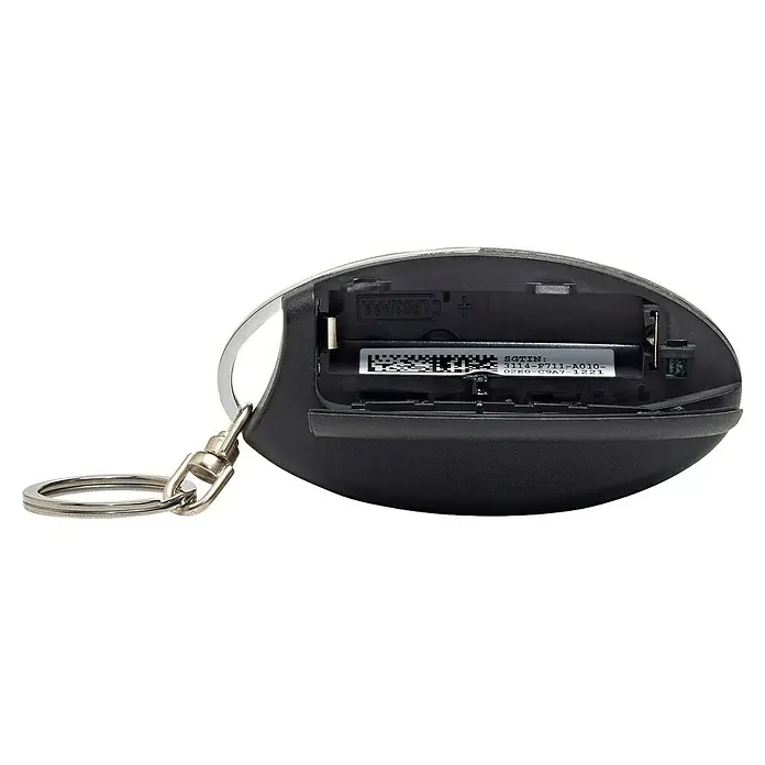 Homematic IP Fernbedienung Schlüsselbundfernbedienung – 4 Tasten - Schwarz - Detailansicht eines Autoschlüssels mit offenem Batteriefach, in dem sich eine AAA-Batterie befindet, und einem Barcode-Etikett.