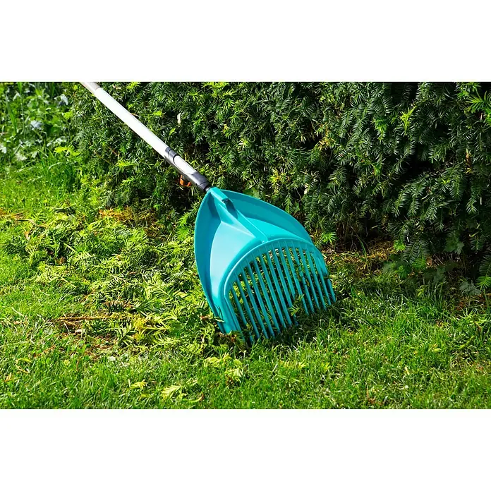Gardena Combisystem Gartenrechen - Arbeitsbreite: 36,5 cm, 18, Passend für: Gardena Combisystem Stiele - Laubsammler im Einsatz: Der Gardena Rechen mit Teleskopstiel erleichtert das Aufsammeln von Laub und Gartenabfällen.