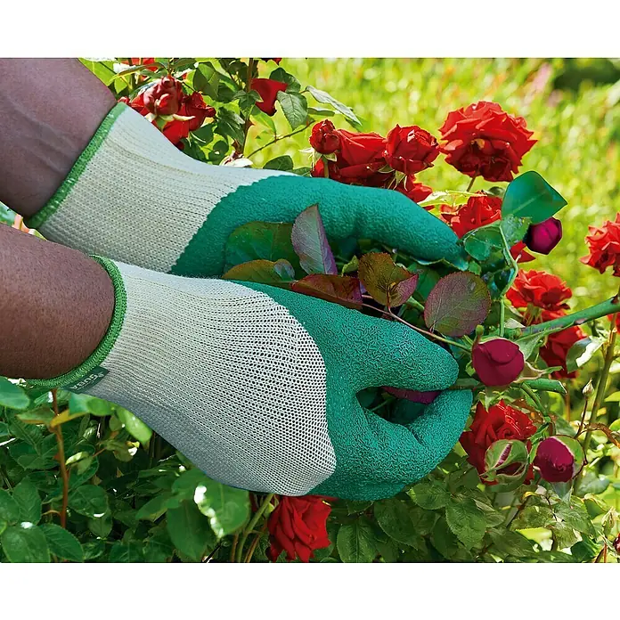 Juba Guantes para jardín rugoso - 9, Verde, Poliéster, 2 ud. - Primer plano de guantes de jardinería podando rosas, ideales para tareas de jardinería y protección de plantas.