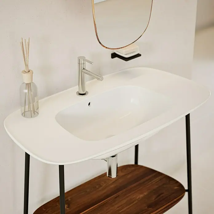 VitrA Plural Badmöbel-Set - Gesamtbreite Badmöbel: 99,5 cm, Weiß/Eiche Dunkel/Schwarz, Glänzend, 3 -tlg. - Nahaufnahme eines eleganten Waschbeckens mit schlankem Design und Holzablage, das modernes Badezimmer-Flair ausstrahlt.