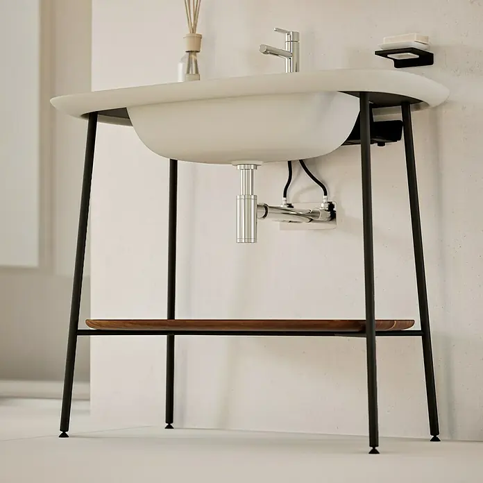 VitrA Plural Badmöbel-Set - Gesamtbreite Badmöbel: 99,5 cm, Taupe/Eiche Dunkel/Schwarz, Matt, 3 -tlg. - Nahaufnahme eines modernen Waschbeckens mit schwarzem Metallgestell und Holzablage. Elegantes Baddesign mit minimalistischem Flair.