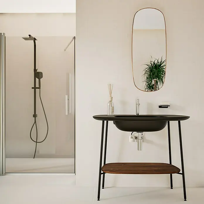 VitrA Plural Badmöbel-Set - Gesamtbreite Badmöbel: 99,5 cm, Schwarz/Eiche Dunkel, Matt, 3 -tlg. - Elegantes Badezimmer mit einem modernen Waschbeckenunterschrank aus schwarzem Metall und Holz, ergänzt durch einen stilvollen Spiegel.