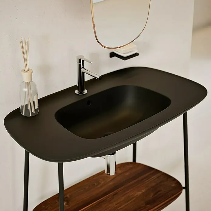 VitrA Plural Badmöbel-Set - Gesamtbreite Badmöbel: 99,5 cm, Schwarz/Eiche Dunkel, Matt, 3 -tlg. - Elegantes, schwarzes Waschbecken mit stilvollem Untergestell und Holzboden für ein modernes Badezimmerdesign.